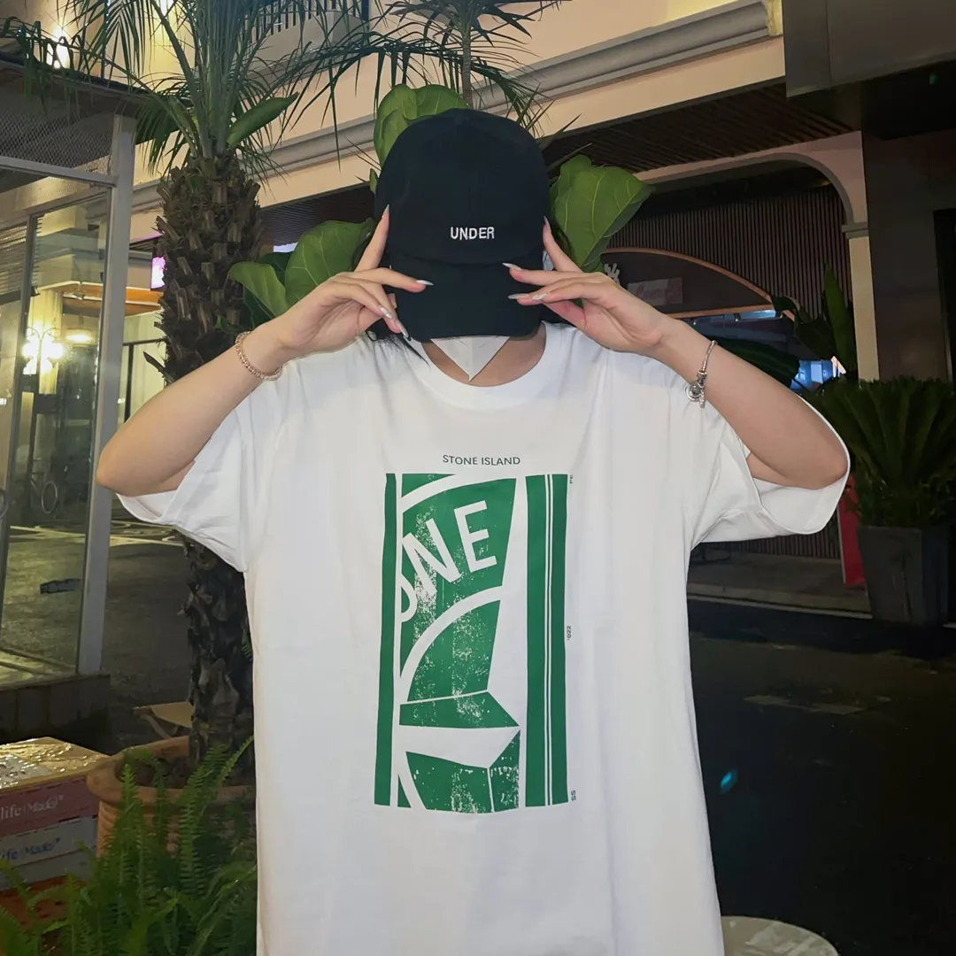 W627#P110💰 [Stone lsland/Stone Island summer new short-sleeved T-shirt with broken printed pattern on the chest] ⚠ ️[Original creation, high control of details] - Made of 260 grams of combed cotton, 32-count double yarn, soft and comfortable to the touch, sweat-absorbent and breathable. - Simple basic and versatile style, original quality, the first choice for couples. - Made in a large factory, four needles and five threads on the shoulder, neatly arranged, high quality workmanship. - Same style for men and women. Very versatile, one piece for everyone, details are clearly visible. Color: Black White Size: M L